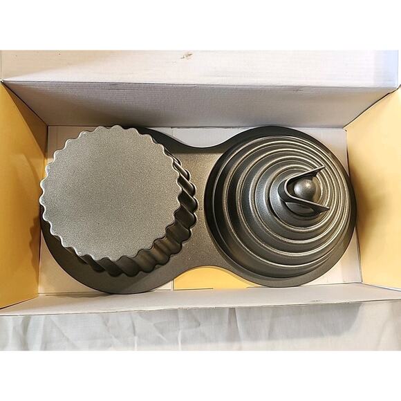Wilton Giant Cupcake Pan 10 Cup Capacity NO RECIPE INSIDE - Picture 4 of 6